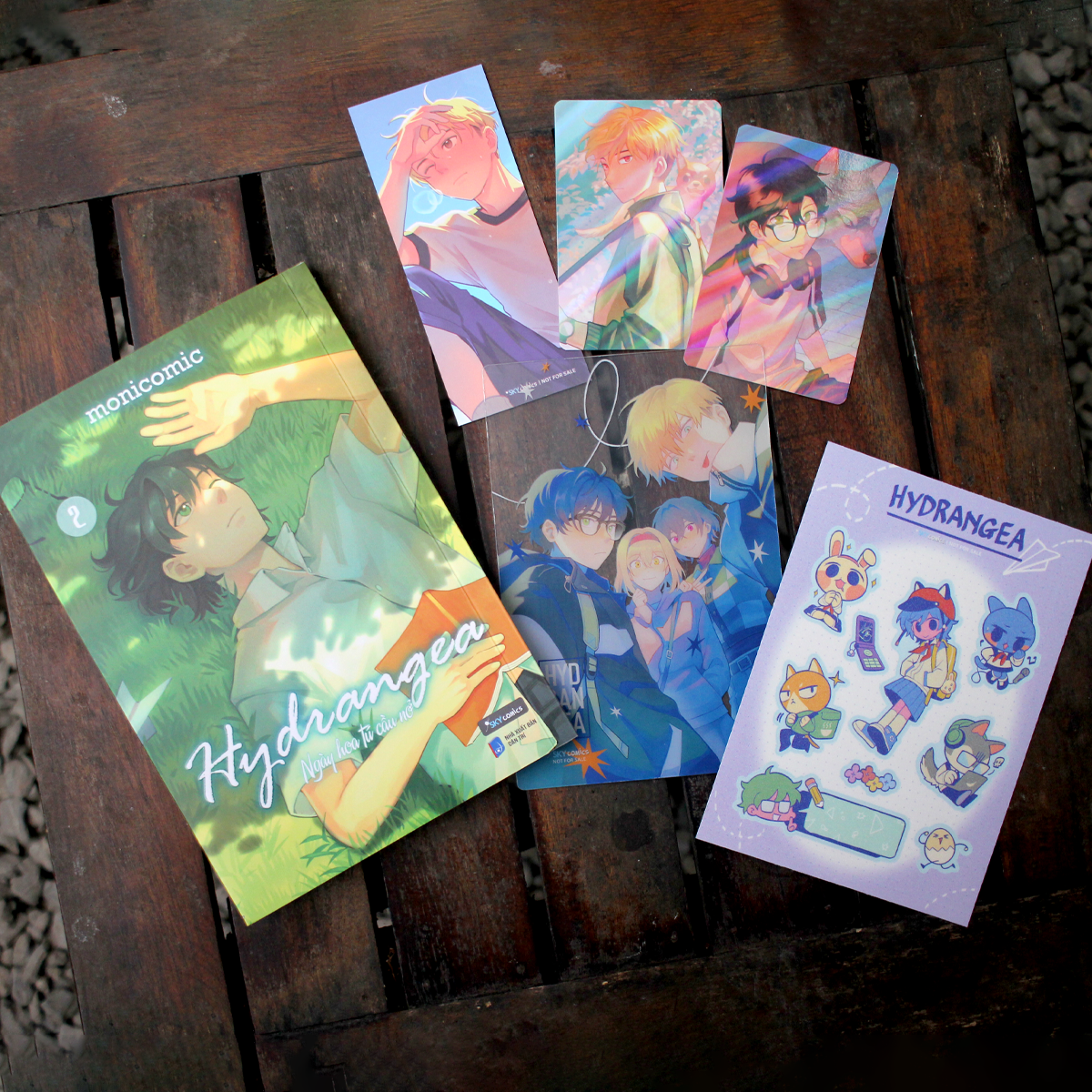 Bộ Hydrangea - Ngày Hoa Tú Cầu Nở - Tập 2 - Bản Đặc Biệt - Tặng Kèm 1 Bookmark 2 Mặt Bồi Cứng + 1 Sticker Phủ Nhũ + 2 Thẻ Nhân Vật Phủ Ảnh Ba Chiều + 1 Thẻ PVC - Ảnh 4